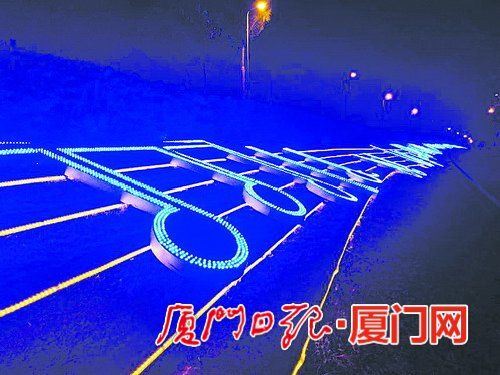 　环岛路《鼓浪屿之波》五线谱雕塑夜景灯换新颜。