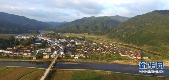 夕阳下的金坑古村全景。肖和勇 摄