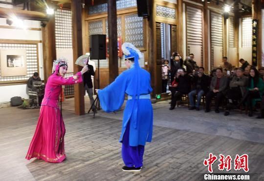 福建省实验闽剧院优秀青年演员表演闽剧经典剧目《王莲莲拜香》片段。　记者刘可耕 摄