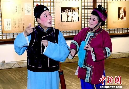 73岁高龄的国家一级演员朱善根(左一)，与搭档共同表演闽剧经典剧目《贻顺哥—说媒》，受戏迷热捧。　记者刘可耕 摄