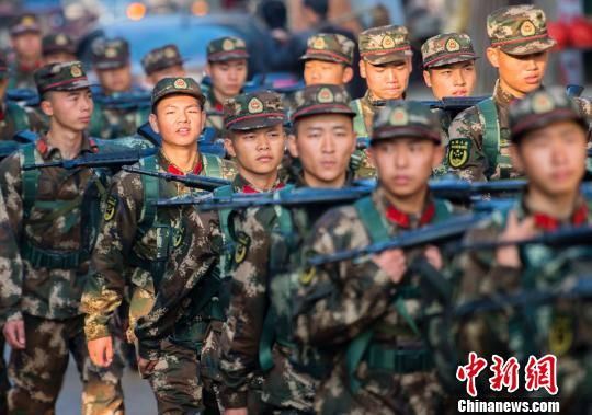 12月20日，武警福建总队三明市支队吹响了冬季新兵野营拉练号角，全体官兵伴着晨曦和寒露，踏上了拉练征程。胡鑫 摄
