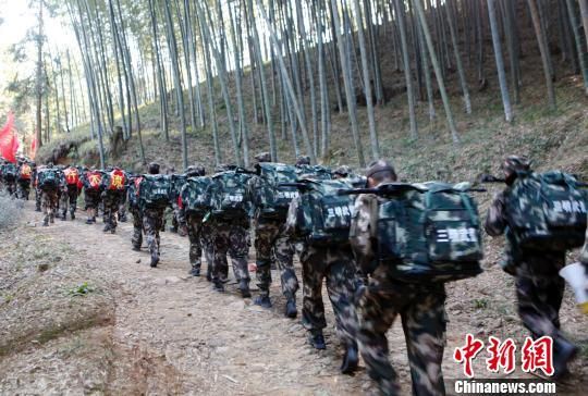 全体官兵伴着晨曦和寒露，踏上了拉练征程。胡鑫 摄