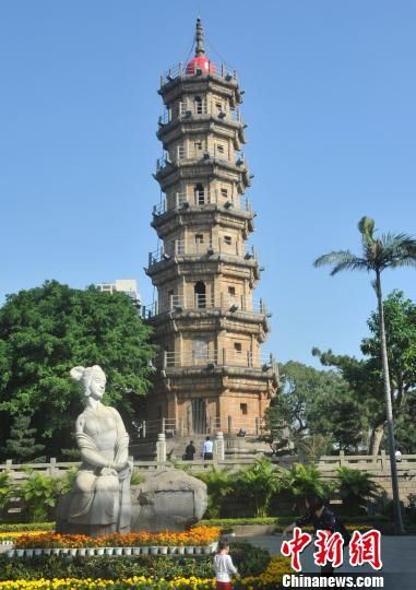 图为游客在免费开放的福州罗星塔下参观游玩。　张斌 摄