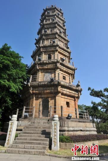 图为始建于宋代的罗星塔位于福州马尾闽江北岸的罗星山上，石塔七层八角，塔径8.6米，高30余米。　张斌 摄