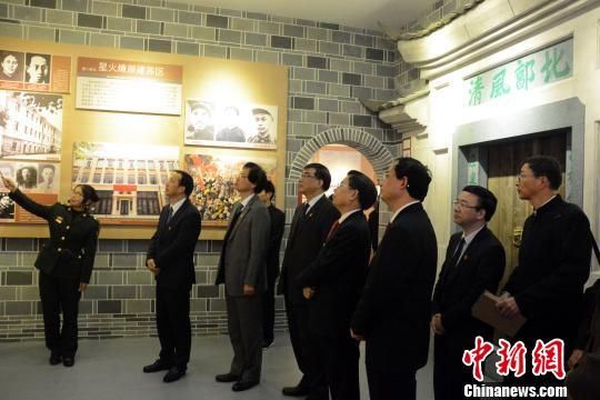 图为参观中央苏区廉政建设史主题展览。　张金川 摄