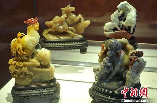  用寿山石雕刻的“十二生肖”作品吸引了众多前来参观市民的眼球。　张斌 摄