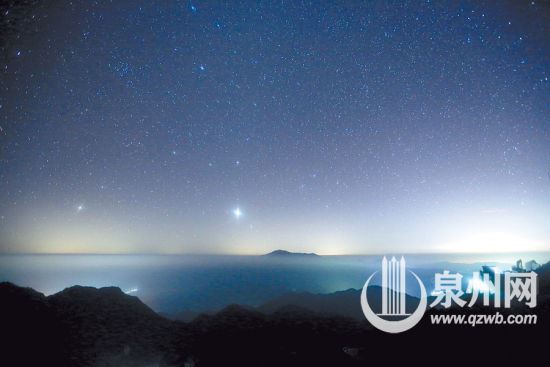 云海上空的美丽星空