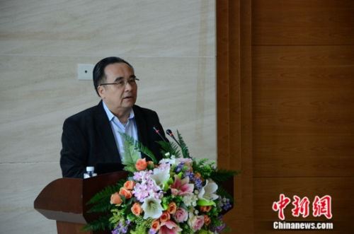 曾担任福建省汽车工业协会会长、福建省汽车工业集团董事长的凌玉章16日在福州表示，新能源汽车将推动福建汽车行业加速崛起。出生于1945年的凌玉章，如今再度复出担任福建万润新能源科技有限公司董事长。 龙敏 摄