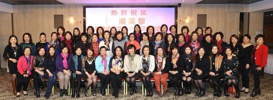 选举结束后，现场参加选举的人员合影。（法国《欧洲时报》/黄冠杰 摄）
