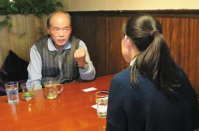 图为曾宪章(左)接受本报记者采访。王世雅摄