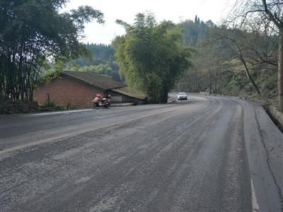 公路路面与李家房顶高度差别不大。