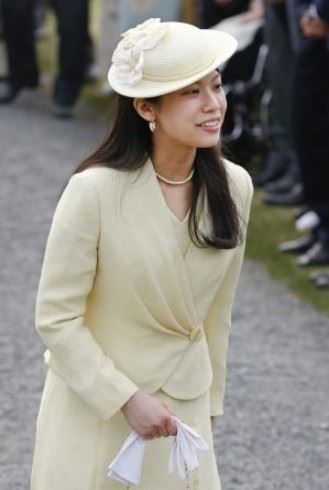 5月27日，日本皇室高圆宫宪仁亲王次女典子（25岁）与岛根县出云大社宫司长子、该神社祢宜千家国麿（40岁）订婚。图为典子4月17日在东京赤坂御苑出席春季园游会。