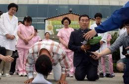 韩国南部疗养院发生火灾致21死 负责人跪地道歉