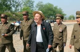 金正恩戴草帽视察科学家休养所建设工地