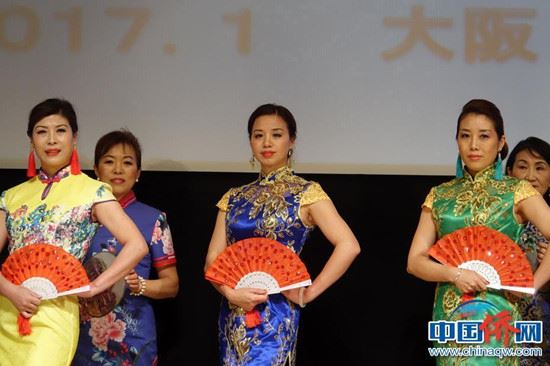 当地时间1月11日晚，“四海同春”艺术团在大阪市阿倍野区民中心，为当地侨胞提前送去了充满中华魅力的文化“年夜饭”，而当地华人节目的加入、中国艺术家和海外华侨华人同台献艺，让这场“海外春晚”更加“接地气”，赢得了满堂彩。图为当地华侨华人表演《中国旗袍走秀》。<a target='_blank'  data-cke-saved-href='http://www.chinanews.com/' href='http://www.chinanews.com/'>中新社</a>记者 陆春艳 摄