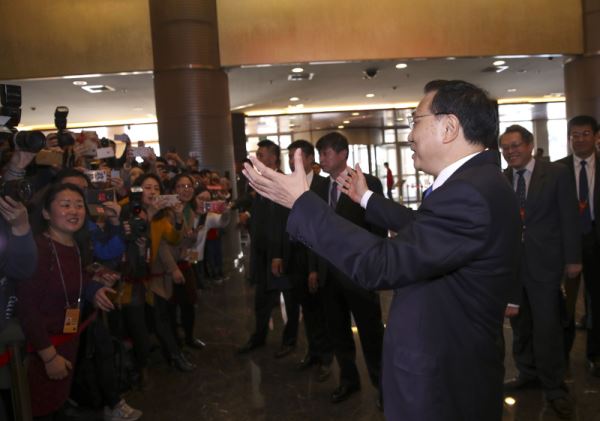 李克强看望经济、农业界全国政协委员并参加联组讨论