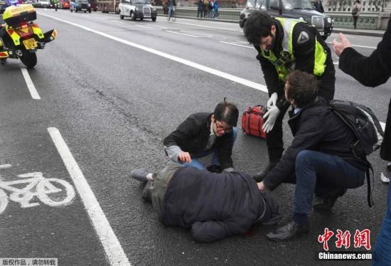 当地时间3月22日下午，英国议会大厦外发生袭击事件，已造成5人死亡，40多人受伤。摄影记者托比·梅尔维尔正在英国议会大厦附近拍摄有关英国脱欧的照片，袭击发生后他记录下了许多现场画面。现场受伤民众伤情严重，围观者自发对伤员展开救援。